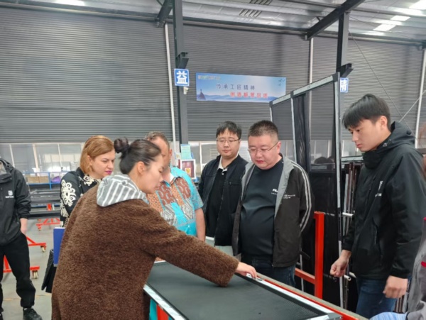 Foreign Customers Visit The Factory