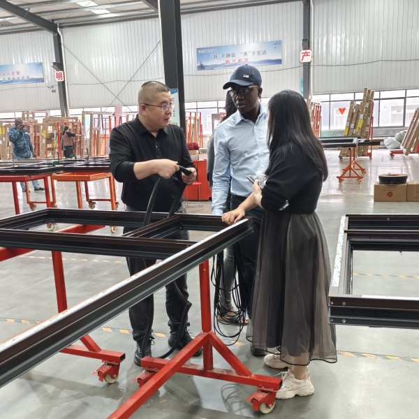 Foreign Customers Visit The Factory