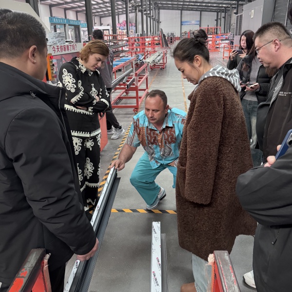 Foreign Customers Visit The Factory